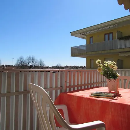 Your Modern Retreat With Poolside Bliss - Beahost Apartament *