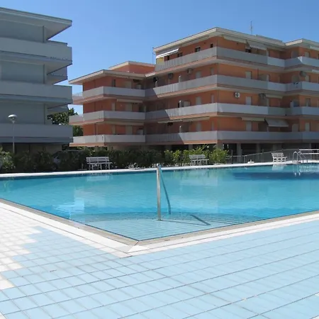 Your Modern Retreat With Poolside Bliss - Beahost Lägenhet Bibione