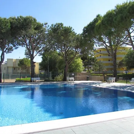 Your Modern Retreat With Poolside Bliss - Beahost Apartment