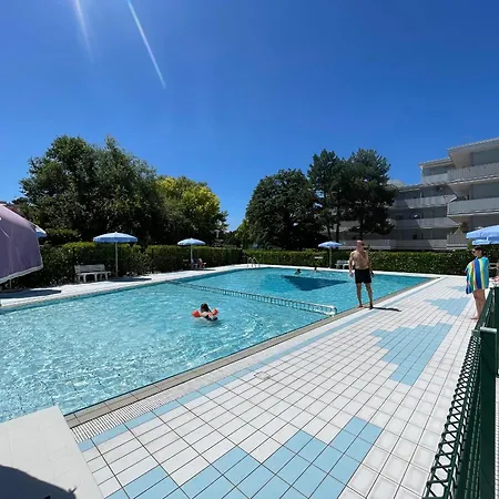 Your Modern Retreat With Poolside Bliss - Beahost Apartament