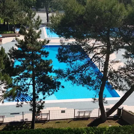 Your Modern Retreat With Poolside Bliss - Beahost Apartament *