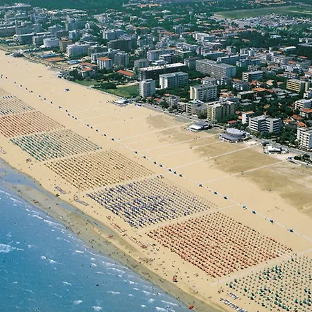 Lägenhet Your Modern Retreat With Poolside Bliss - Beahost