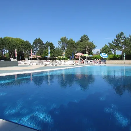 Your Modern Retreat With Poolside Bliss - Beahost Lägenhet *